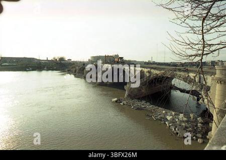 Eine Serie von Fotografien, die den Abriss der West Broad Street Bridge über den Scioto River zeigen, die am 27. Januar 1990 für den Verkehr gesperrt wurde. Die Fotos zeigen den Abbau der Brücke aus verschiedenen Blickwinkeln, mit bemerkenswerten Sehenswürdigkeiten wie der Central High School (später COSI) und dem Leveque Tower im Hintergrund. Der Schlussstein mit der Inschrift „1918 Broad Street Bridge 1921“ ist auf einigen Bildern zu sehen. Stockfoto