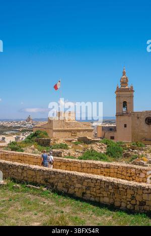 Zitadelle Gozo, Blick auf die Menschen, die im Sommer zwischen den Ruinen der historischen Zitadelle (Cittadella) Festung in Victoria (Rabat), Malta, spazieren gehen Stockfoto