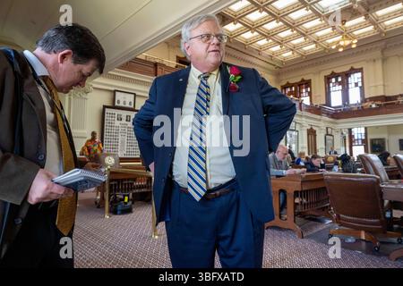 Austin Texas USA, 2. Juni 2025: US-Senator PAUL BETTENCOURT (R-Houston) besucht das Repräsentantenhaus von Texas und spricht am letzten Tag der 89. Texanischen Legislative mit einem Reporter. Die Sitzung war ein meist zeremonieller Tag voller Umarmungen, Handshakes und Abschlussprojekten, bevor sie bis Januar 2027 verschoben wurde. ©Bob Daemmrich Stockfoto