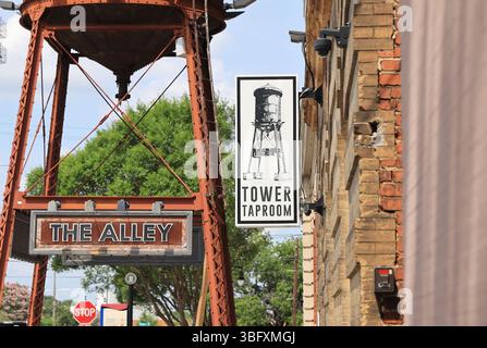 Die historische Alley in Montgomery. Alabama, ein lebhaftes Unterhaltungsviertel mit einem lebhaften Nachtleben, Bars und Restaurants, für Einheimische und Touristen, USA Stockfoto