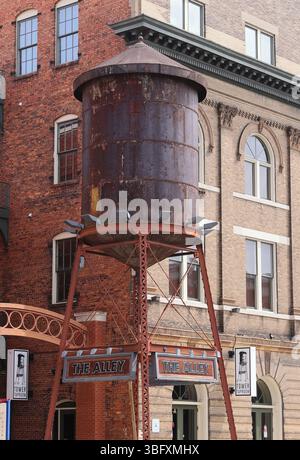 Die historische Alley in Montgomery. Alabama, ein lebhaftes Unterhaltungsviertel mit einem lebhaften Nachtleben, Bars und Restaurants, für Einheimische und Touristen, USA Stockfoto