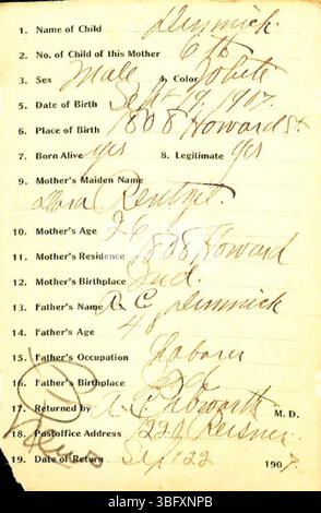 Seite 495 der *Marion County Birth Returns* enthält Registrierungsunterlagen für Geburten im Marion County, Indiana von 1882 bis 1907. Diese Unterlagen, die von Ärzten und Hebammen eingereicht wurden, waren für die Ausstellung amtlicher Geburtsurkunden von entscheidender Bedeutung. Stockfoto