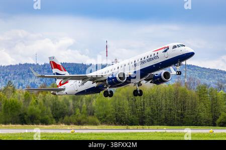 Zürich, Schweiz, 21. April 2025: Ein Embraer 190STD der BA CityFlyer (British Airways) startet von der Start- und Landebahn des Flughafens Zürich. Registrierung G Stockfoto