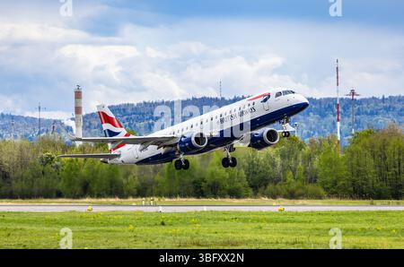 Zürich, Schweiz, 21. April 2025: Ein Embraer 190STD der BA CityFlyer (British Airways) startet von der Start- und Landebahn des Flughafens Zürich. Registrierung G Stockfoto
