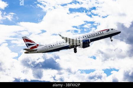 Zürich, Schweiz, 21. April 2025: Ein Embraer 190STD der BA CityFlyer (British Airways) startet von der Start- und Landebahn des Flughafens Zürich. Registrierung G Stockfoto