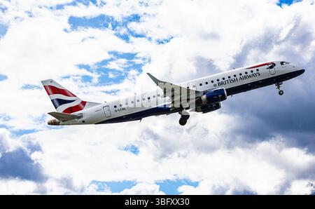Zürich, Schweiz, 21. April 2025: Ein Embraer 190STD der BA CityFlyer (British Airways) startet von der Start- und Landebahn des Flughafens Zürich. Registrierung G Stockfoto