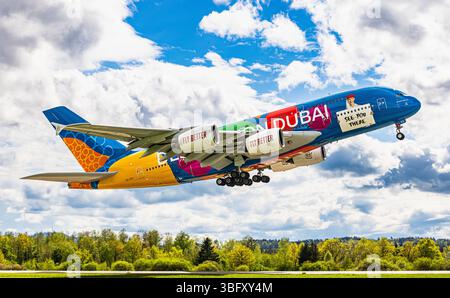 Zürich, Schweiz, 21. April 2025: Ein Emirates Airlines Airbus A380-861 startet von der Start- und Landebahn des Flughafens Zürich. Trägt die besondere Lackierung mit Stockfoto