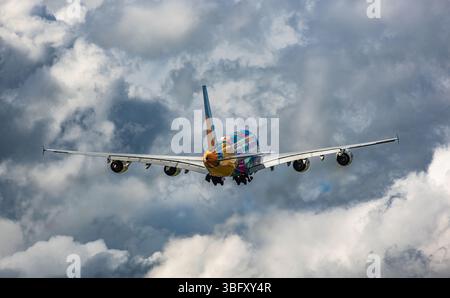 Zürich, Schweiz, 21. April 2025: Ein Emirates Airlines Airbus A380-861 startet von der Start- und Landebahn des Flughafens Zürich. Trägt die besondere Lackierung mit Stockfoto