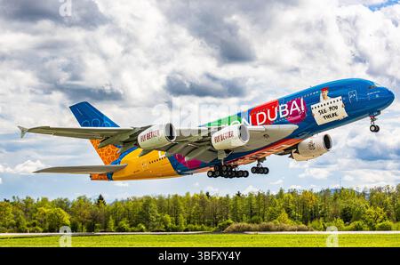 Zürich, Schweiz, 21. April 2025: Ein Emirates Airlines Airbus A380-861 startet von der Start- und Landebahn des Flughafens Zürich. Trägt die besondere Lackierung mit Stockfoto