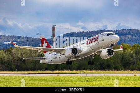 Zürich, Schweiz, 21. April 2025: Ein Airbus A220-300 von Swiss International Airlines startet von der Start- und Landebahn des Flughafens Zürich. Registrierung Stockfoto