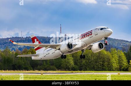 Zürich, Schweiz, 21. April 2025: Ein Airbus A220-300 von Swiss International Airlines startet von der Start- und Landebahn des Flughafens Zürich. Registrierung Stockfoto