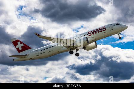 Zürich, Schweiz, 21. April 2025: Ein Airbus A220-300 von Swiss International Airlines startet von der Start- und Landebahn des Flughafens Zürich. Registrierung Stockfoto