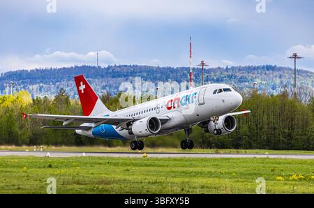Zürich, Schweiz, 21. April 2025: Ein Airbus A319-112 von Chair Airlines startet von der Start- und Landebahn des Flughafens Zürich. Registrierung HB-JOJ (Andrea Stockfoto