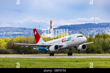 Zürich, Schweiz, 21. April 2025: Ein Airbus A319-112 von Chair Airlines startet von der Start- und Landebahn des Flughafens Zürich. Registrierung HB-JOJ (Andrea Stockfoto