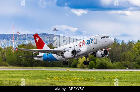 Zürich, Schweiz, 21. April 2025: Ein Airbus A319-112 von Chair Airlines startet von der Start- und Landebahn des Flughafens Zürich. Registrierung HB-JOJ (Andrea Stockfoto