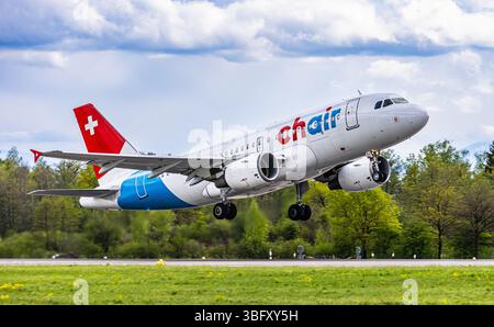 Zürich, Schweiz, 21. April 2025: Ein Airbus A319-112 von Chair Airlines startet von der Start- und Landebahn des Flughafens Zürich. Registrierung HB-JOJ (Andrea Stockfoto