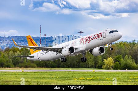 Zürich, Schweiz, 21. April 2025: Ein Airbus A321-251NX (Airbus A321neo) von Pegasus Airlines startet von der Start- und Landebahn des Flughafens Zürich. Registra Stockfoto