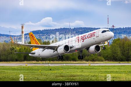 Zürich, Schweiz, 21. April 2025: Ein Airbus A321-251NX (Airbus A321neo) von Pegasus Airlines startet von der Start- und Landebahn des Flughafens Zürich. Registra Stockfoto