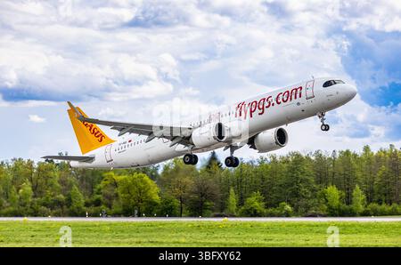 Zürich, Schweiz, 21. April 2025: Ein Airbus A321-251NX (Airbus A321neo) von Pegasus Airlines startet von der Start- und Landebahn des Flughafens Zürich. Registra Stockfoto