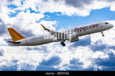 Zürich, Schweiz, 21. April 2025: Ein Airbus A321-251NX (Airbus A321neo) von Pegasus Airlines startet von der Start- und Landebahn des Flughafens Zürich. Registra Stockfoto