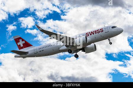 Zürich, Schweiz, 21. April 2025: Ein Airbus A320-271N (Airbus A320neo) der Swiss International Airlines startet von der Start- und Landebahn des Zurich Airpor Stockfoto