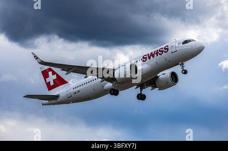 Zürich, Schweiz, 21. April 2025: Ein Airbus A320-271N (Airbus A320neo) der Swiss International Airlines startet von der Start- und Landebahn des Zurich Airpor Stockfoto