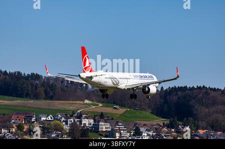 Zürich, Schweiz, 6. April 2025: Ein Turkish Airlines Airbus A321-271NX (Airbus A321neo) ist auf dem letzten Anflug auf die Start- und Landebahn des Flughafens Zürich. Regist Stockfoto