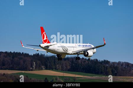 Zürich, Schweiz, 6. April 2025: Ein Turkish Airlines Airbus A321-271NX (Airbus A321neo) ist auf dem letzten Anflug auf die Start- und Landebahn des Flughafens Zürich. Regist Stockfoto