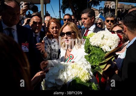 Die italienische Premierministerin Giorgia Meloni nimmt an der jährlichen Militärparade anlässlich des Tages der Italienischen Republik Teil. Stockfoto