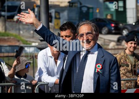 Der Präsident des Senats Ignazio La Russa winkt den Menschen während der jährlichen Militärparade anlässlich der Feierlichkeiten zum Tag der Italienischen Republik zu. Stockfoto