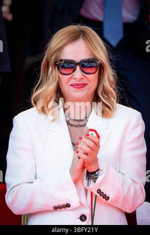 Die italienische Premierministerin Giorgia Meloni nimmt an der jährlichen Militärparade anlässlich des Tages der Italienischen Republik Teil. Stockfoto