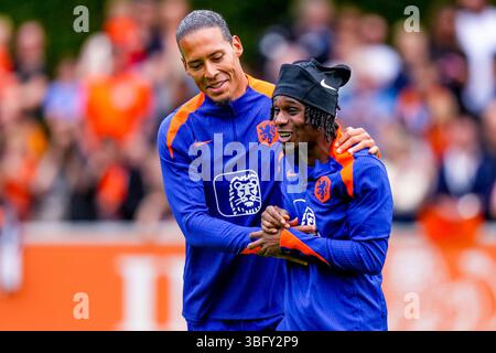 Zeist, Niederlande. September 2024. ZEIST, 03.06.2025, KNVB Campus, internationaler Fußball, Saison 2024/2025, Perskonferenz und Training der niederländischen Fußballnationalmannschaft, des niederländischen Spielers Virgil van Dijk und des niederländischen Spielers Jeremie Frimpong Credit: Pro Shots/Alamy Live News Stockfoto