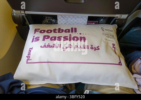 Ein Kissen oder Kissen auf einem Flug von Qatar Airways, als die Fußball-Weltmeisterschaft 2022 in Katar stattfand. Stockfoto