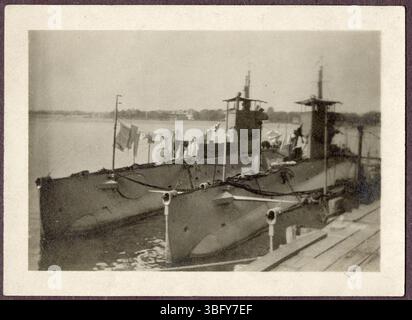 Dieses Bild aus der Zeit um 1910 zeigt drei U-Boote, wahrscheinlich der K-Klasse, die in Tampa, Florida, angedockt sind. Die U-Boote werden mit Kleidung gesehen, die zum Trocknen aufgehängt ist, was einen Moment des Seefahrtslebens Anfang des 20. Jahrhunderts festmacht. Stockfoto