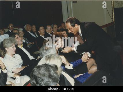 Fotos von Paul Anka, der im Palace Theatre während der United Way Pacesetter Gala am 17. September 1988 auftritt. Anka ist bekannt für seine Beiträge zur Popmusik und seine lange Karriere in der Unterhaltungsbranche. Stockfoto