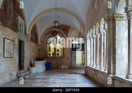 Foto eines Flurs im Franziskanerkloster an der Placa, der Hauptstraße von Dubrovnik, Kroatien. Stockfoto