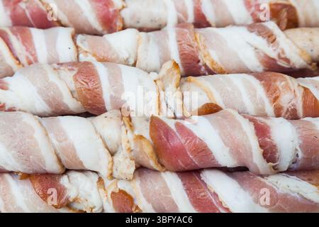 Speckspieße auf Holzteller Stockfoto