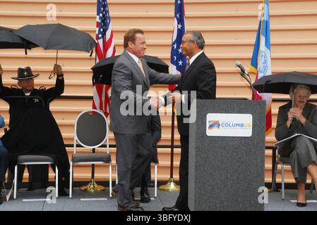 Michael Coleman, Bürgermeister von Columbus, nimmt an einer Zeremonie zur Wiedergeweihung der Statue von Arnold Schwarzenegger Teil, die vom Franklin County Veterans Memorial in das Greater Columbus Convention Center verlegt wurde. Stockfoto