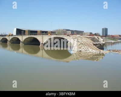 2009 wurde die Town Street Bridge, eine 90 Jahre alte Brücke über den Scioto River, abgerissen, nachdem sie 2008 für den Verkehr gesperrt wurde. Sie wurde durch die Rich Street Bridge ersetzt, die 2012 eröffnet wurde. Stockfoto