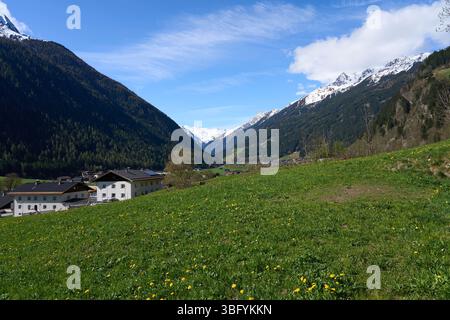 Neustift im Stubaital, Österreich - 19. April 2025 - eine kleine Stadt in einem Alpental zur Osterzeit Stockfoto