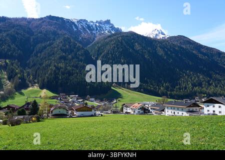 Neustift im Stubaital, Österreich - 19. April 2025 - eine kleine Stadt in einem Alpental zur Osterzeit Stockfoto