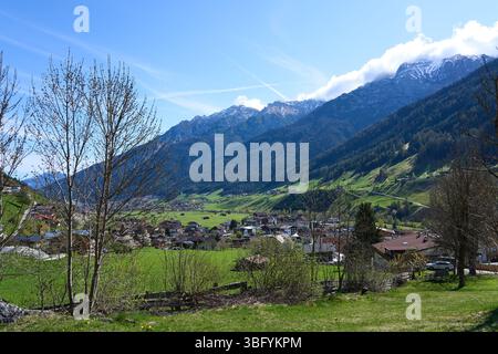 Neustift im Stubaital, Österreich - 19. April 2025 - eine kleine Stadt in einem Alpental zur Osterzeit Stockfoto