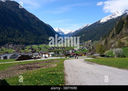 Neustift im Stubaital, Österreich - 19. April 2025 - eine kleine Stadt in einem Alpental zur Osterzeit Stockfoto