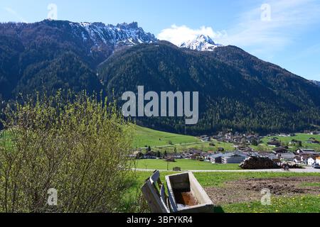 Neustift im Stubaital, Österreich - 19. April 2025 - eine kleine Stadt in einem Alpental zur Osterzeit Stockfoto