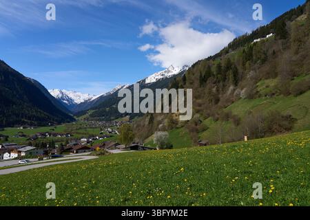 Neustift im Stubaital, Österreich - 19. April 2025 - eine kleine Stadt in einem Alpental zur Osterzeit Stockfoto