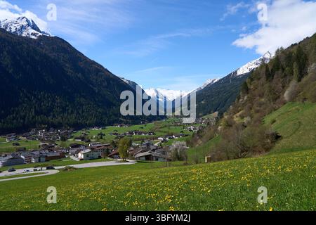Neustift im Stubaital, Österreich - 19. April 2025 - eine kleine Stadt in einem Alpental zur Osterzeit Stockfoto