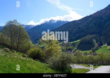 Neustift im Stubaital, Österreich - 19. April 2025 - eine kleine Stadt in einem Alpental zur Osterzeit Stockfoto