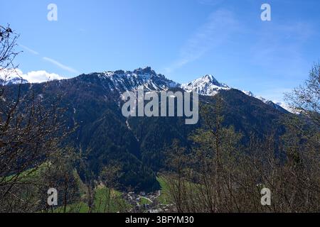 Neustift im Stubaital, Österreich - 19. April 2025 - eine kleine Stadt in einem Alpental zur Osterzeit Stockfoto