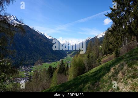 Neustift im Stubaital, Österreich - 19. April 2025 - eine kleine Stadt in einem Alpental zur Osterzeit Stockfoto