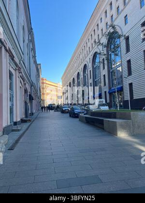 Moskauer Stadtlandschaft mit einer Mischung aus moderner und historischer Architektur unter klarem Himmel – eine dynamische urbane Szene. Stockfoto